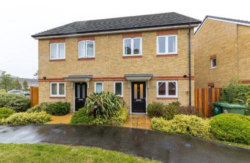 Stanwell House | Heathrow House with Parking - Sleeps 5 near M25, Virginia Water, Thorpe Park & Legoland, Mid To Long Term Bookings Welcome