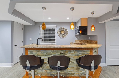 Bartlett House | Heaven: 4BR/3.5 BT - Large Spacious Home w/Beautiful Sunroom