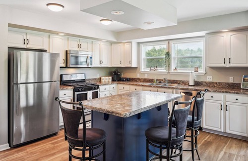 Chandlers Valley House | 'Heaven on the Hill' Retreat w/ Deck + Gas Grill!