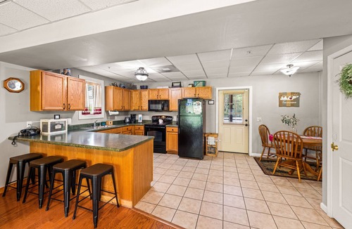 Sevierville Cottage | Heaven Sent - Tastefully Decorated Cabin with Fireplace