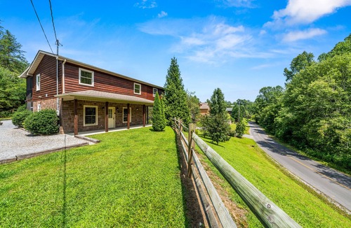 Sevierville Cottage | Heaven Sent - Tastefully Decorated Cabin with Fireplace