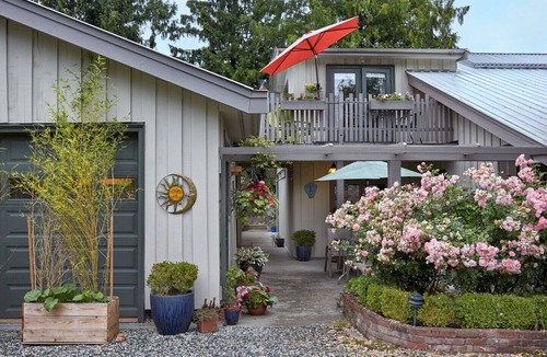 Ganges Bed & Breakfast | Hedgerow House A Gulf Island Inn - Studio Room