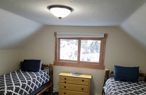 Vail Cabin | Heidi's Hideaway, Sleeps 8, Great Location, Sledding, Fire Pit