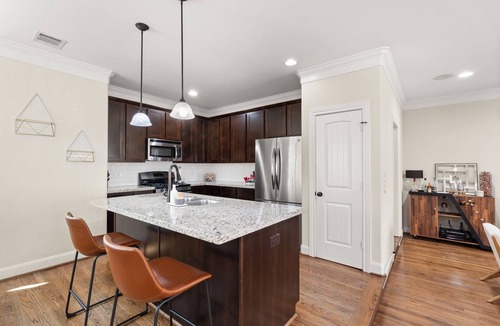 Shady Acres House | Heights 3BR with Putting Green, Parking & Walkable Spots. Pet-Friendly. Balcony