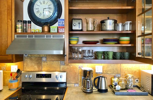 Ferndale House | Heirloom Rose Studio Monthly Rental for Medical Profs~Relocating~Remote Workers