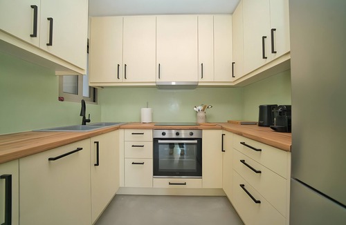 Papastavraiika Apartment | Heli View Apartment with Sea View, Wi-Fi and Air Conditioning