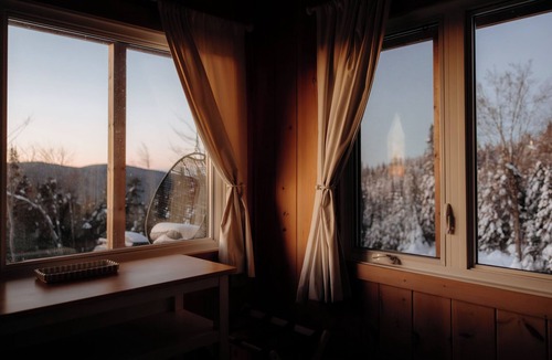 Lac Beauport Ski Chalet | HELIOS - Micro-chalet at Maelström (CITQ#304336)