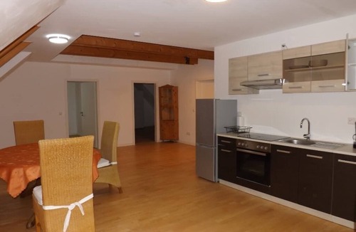 Floß Apartment | Helle Dachstudio Fewo mit moderner Einbauküche