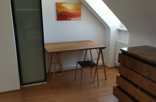 Stuttgart Apartment | Helle, Vollmöblierte 2-zimmer-dg-wohnung, Ruhig, Zentral, Wlan