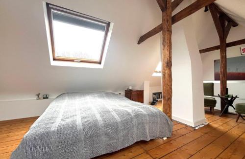 Weiden House | Helles Giebelzimmer im Altbau