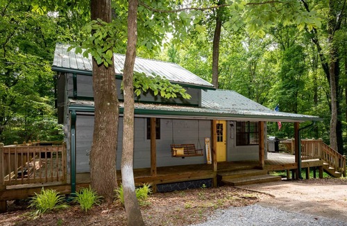 Walland Cabin | ☀️ Hello Sunshine, 2 bdrm/1 bath, hot tub & more