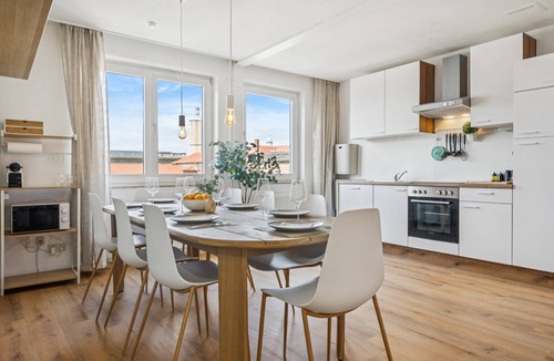 Braunschweig City Center Apartment | Hellohome Castle View Apartment Winter Garden