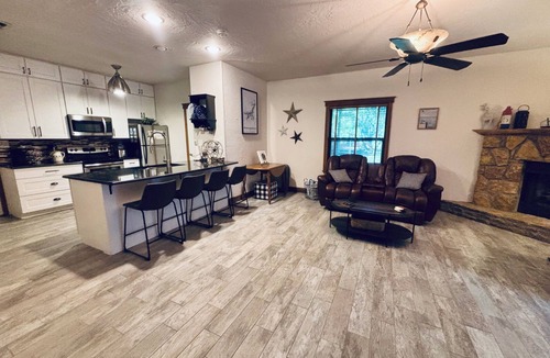 Palo Pinto County Cabin | Hell’s Gate-Rocker B-Cliffs-Sportsman’s World-Bring Your Boat!