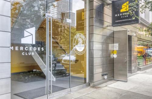 Hell's Kitchen Apartment | Hells Kitchen 2BR w Elevator nr Central Park NYC-523