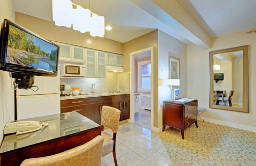 James Bay Hotel | Helms Inn