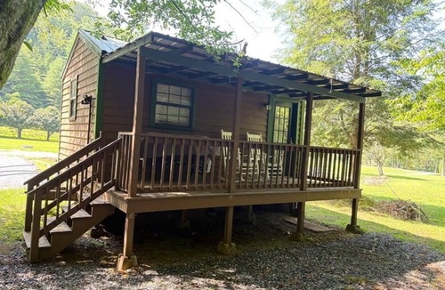 Hiawassee Cabin | Hemlock Cabin, a small cozy stay on the Hiawassee