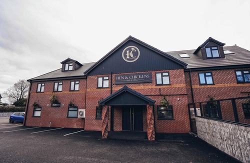 Barrow-on-Trent Apartment | Hen & Chickens Luxury Apt Free Parking | By DerBnB