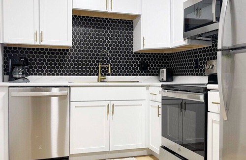 Henderson Apartment | Henderson Haven/KING 2BD/1BA Apartment
