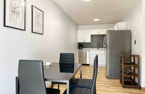 Henderson Apartment | Henderson Haven/KING 2BD/1BA Apartment