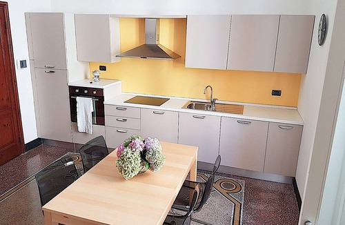 Rezza Apartment | Henry House
