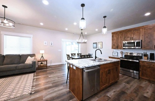 Ashton Condo | Henry’s Fork Retreat Modern 3BR AC Garage
