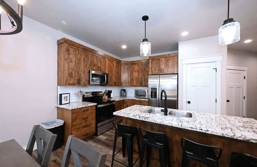 Ashton Condo | Henry’s Fork Retreat Modern 3BR AC Garage