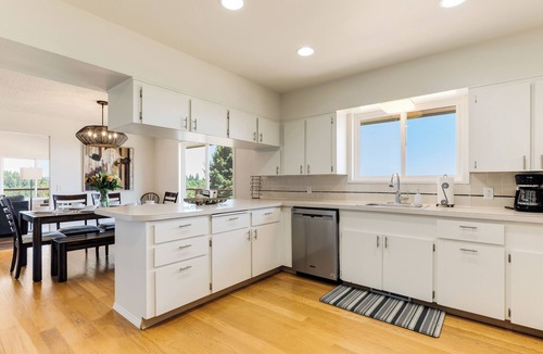 Dundee House | Henry's Hideout Spacious Vineyard View Estate