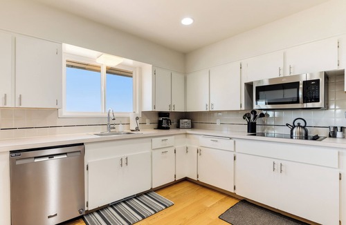 Dundee House | Henry's Hideout Spacious Vineyard View Estate