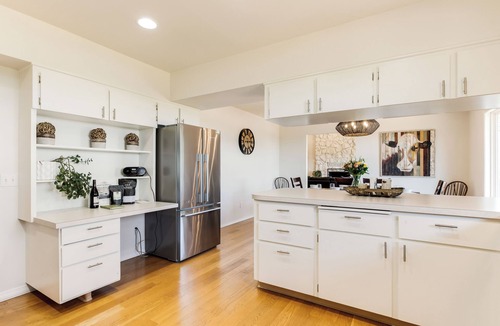 Dundee House | Henry's Hideout Spacious Vineyard View Estate