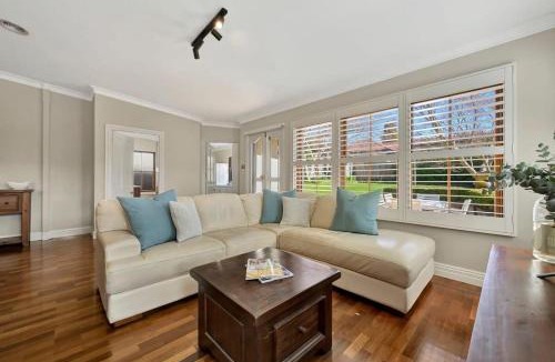Orange House | Heritage Charm on Hill - Tree-Lined Walk to Town