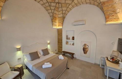 Brindisi Histotic Center Apartment | Heritage Double Suite - Sleep under authentic star-vaulted ceilings