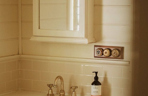 Grose Vale House | Heritage Farmhouse With Fireplace and Pool