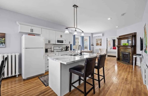 Queens Square Apartment | Heritage Harbour 2 Bed 2 Bath Close to Waterfront