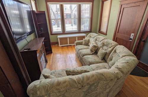Cicero House | Heritage Natural Light & Wood 2-bedroom Bungalow Unit in Northwest Cicero