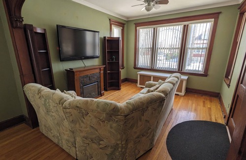 Cicero House | Heritage Natural Light & Wood 2-bedroom Bungalow Unit in Northwest Cicero