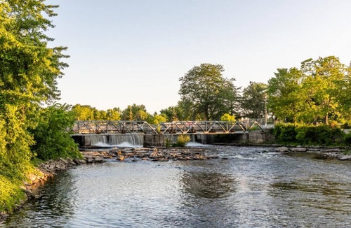 Smiths Falls Apartment | Heritage Rideau 1Br Apartment Free Parking 1