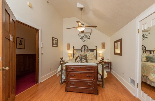 Micanopy Bed & Breakfast | Herlong Mansion Bed and Breakfast Inn - Iris Suite