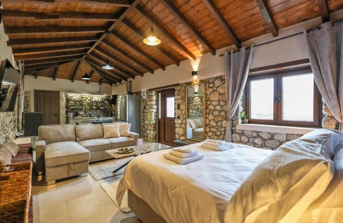 Kastraki Apartment | Hermitage Suite