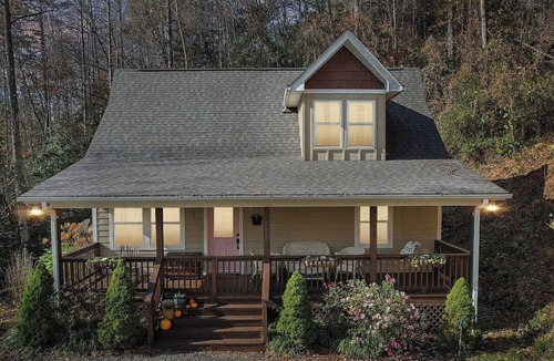 Sylva House | Heron's Loft! Beautiful 2-bedroom house in Sylva, above the Tuck and near WCU!