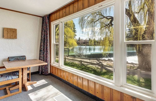 River Terrace Cottage | "Heron Then" Retro Riverfront Cottage near Downtown