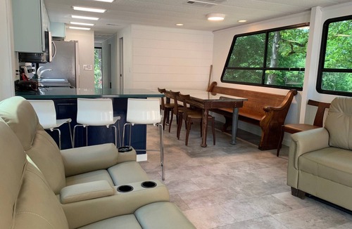 Omaha Boat Rental | Hey Kids! Fun HouseBoat Cabin! Pool 🛟 Hot Tub 💦 Patio 🌳 Cricket Creek Branson