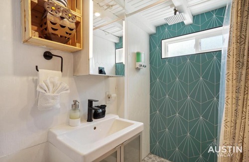 Blackshear-Prospect Hill Apartment | HGTV Featured Tiny Home w Hot Tub Near East 6th St