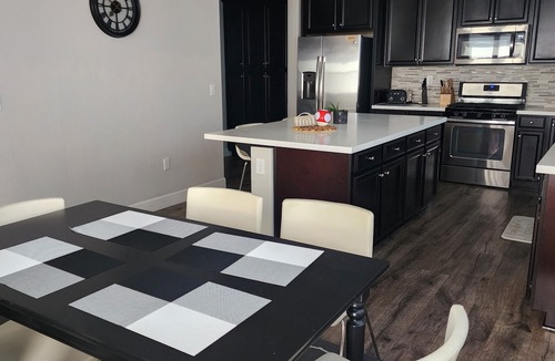 Davis House | Hi-End Three Bedroom Spacious House, 2.5 Miles from UCD