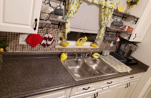 Berkeley Manor House | Hibiscus Hideaway Cozy home, Pet Friendly, Pool, Hot Tub, Kayaks & Bikes