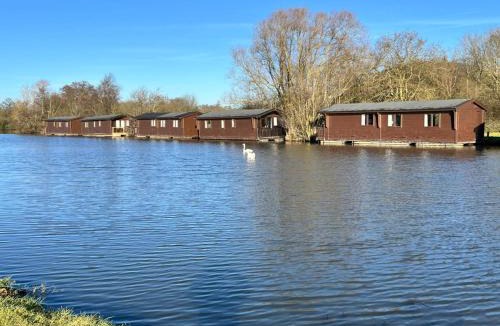 Smallburgh Boat Rental | Hickling Broads Lodge Houseboat Max 4