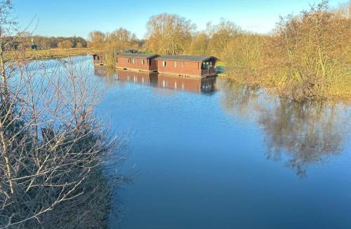 Smallburgh Boat Rental | Hickling Broads Lodge Houseboat Max 4