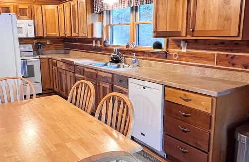 Eckerty Cabin | Hidden Acorn Cabin: Book your mid-week stay ASAP!