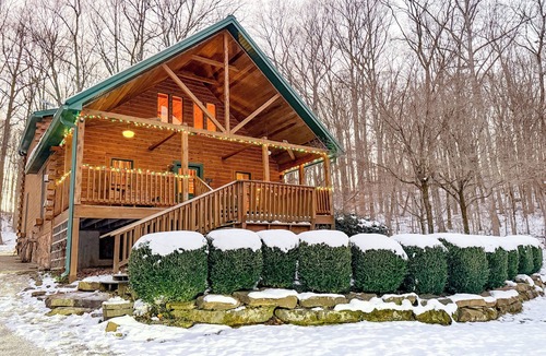 Eckerty Cabin | Hidden Acorn Cabin: Book your mid-week stay ASAP!