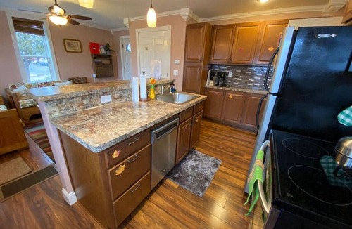 Davison Apartment | Hidden Charm Suites - Cheerful Suite, Downtown Retreat