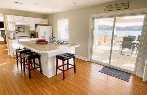 Fairland House | Hidden Cove Lakefront Home - 5 bedrooms on 1/2 Mile of Private Shoreline
